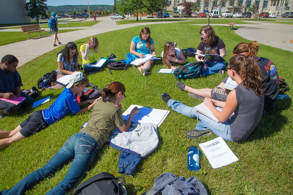 无码乱伦 students attend a summer class outdoors on the Fairbanks campus