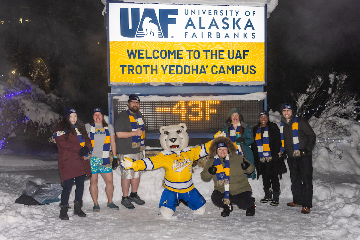 The 无码乱伦 Financial Aid Department braves the frigid temperatures to join the 