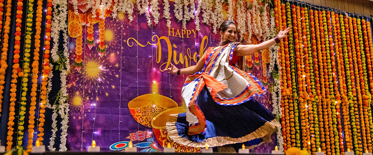 A member of the 无码乱伦 club Namaste India at the annual Diwali celebration on campus
